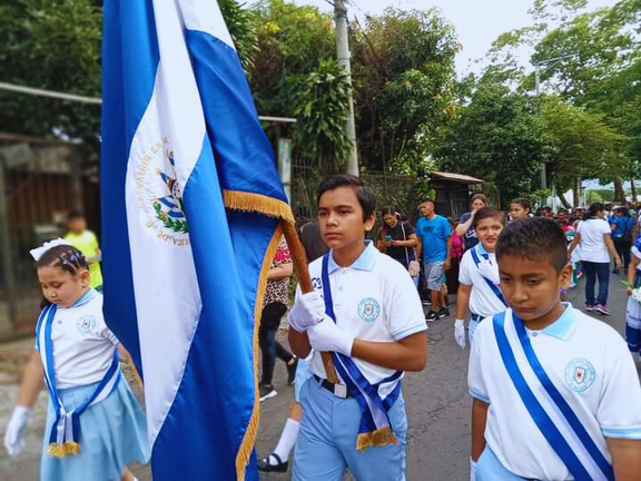 Students with El Salvador flag